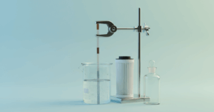 Wasserqualität in Regenwasseranlagen richtig bewerten Studio-Stillleben: Regenwasser-Teststreifen im Becherglas, daneben Sedimentfilterkartusche und Probenflasche.