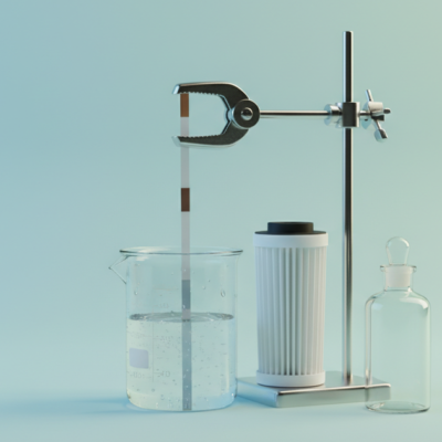 Studio-Stillleben: Regenwasser-Teststreifen im Becherglas, daneben Sedimentfilterkartusche und Probenflasche.