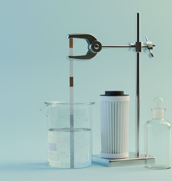 Studio-Stillleben: Regenwasser-Teststreifen im Becherglas, daneben Sedimentfilterkartusche und Probenflasche.