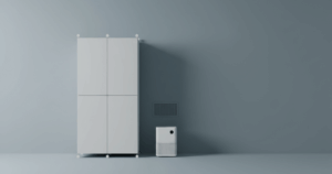 Studio-Stillleben: Kleiderschrank mit Wandabstand, Lüftungsgitter und displayloser Entfeuchter, viel Negativraum