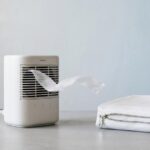 Luftreiniger mit HEPA Filter im Studio neben allergikerfreundlichem Kissenbezug