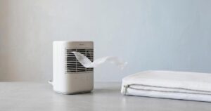 Luftreiniger mit HEPA Filter im Studio neben allergikerfreundlichem Kissenbezug