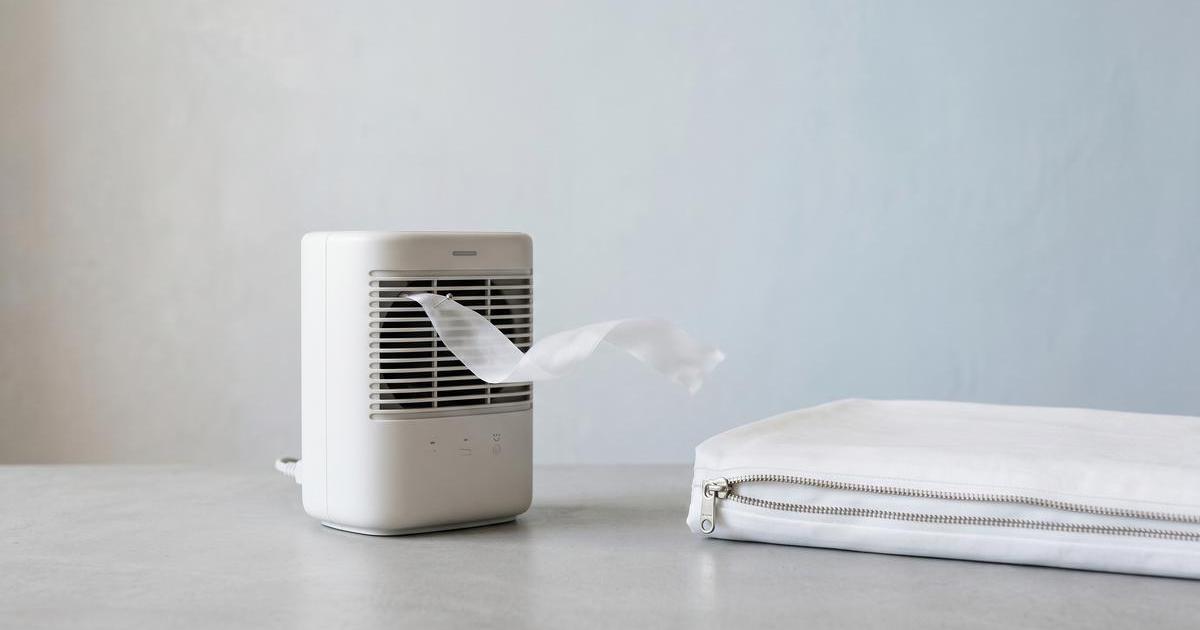 Luftreiniger mit HEPA Filter im Studio neben allergikerfreundlichem Kissenbezug