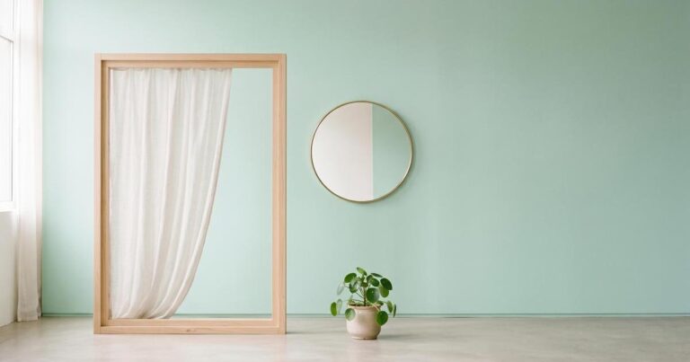 Minimalistisches Stillleben mit Fensterrahmen und halbtransparentem Vorhang, ein Lichtkegel fällt auf pastelligen Hintergrund, Spiegel und Zimmerpflanze als Kontext.